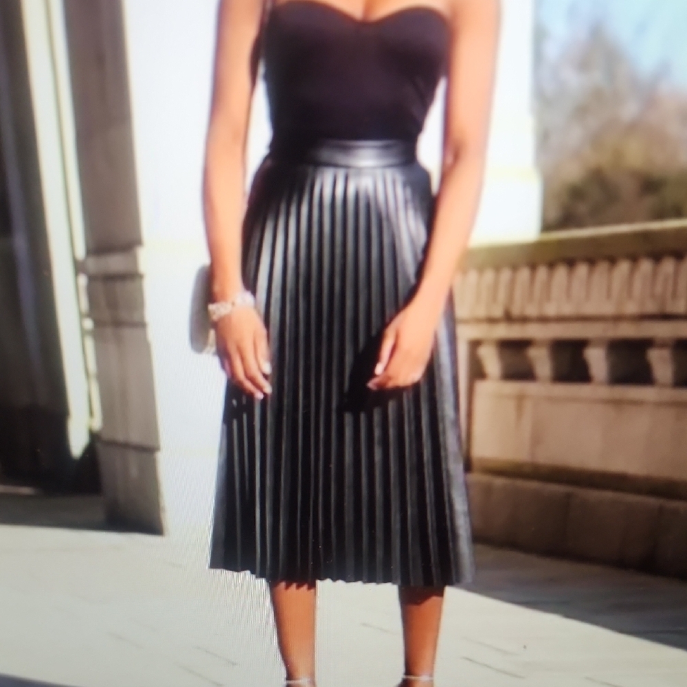 ELIE TAHARI Pleated Midnight Skirt Size M